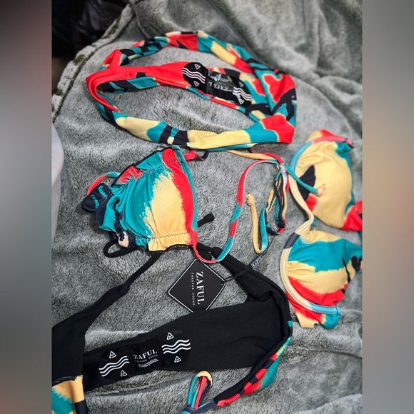 Bikini - Picture 2 of 3